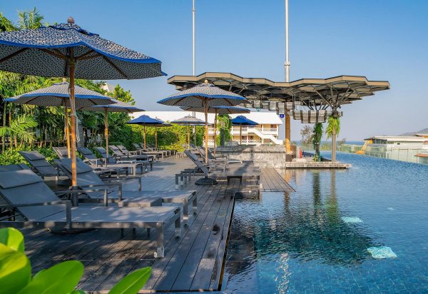 hotel-indigo-phuket-Roof top pool